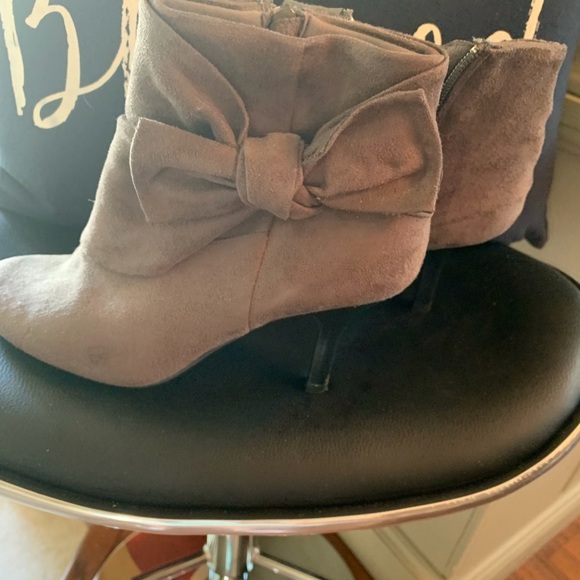 Apt. 9 Shoes - Apt.9 Faux Suede Gray Boots with Bow